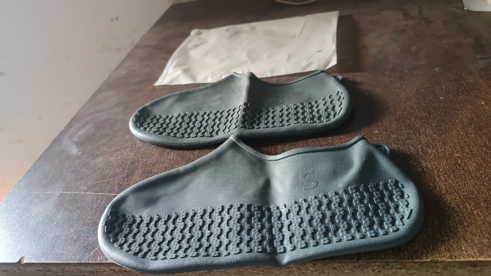 Non-Slip Silicone Reusable Waterproof Rain Shoes Covers (1 Pair / Small / Mix Color) Non-Slip Silicone Reusable Waterproof Rain Shoes Covers (1 Pair / Small / Mix Color)